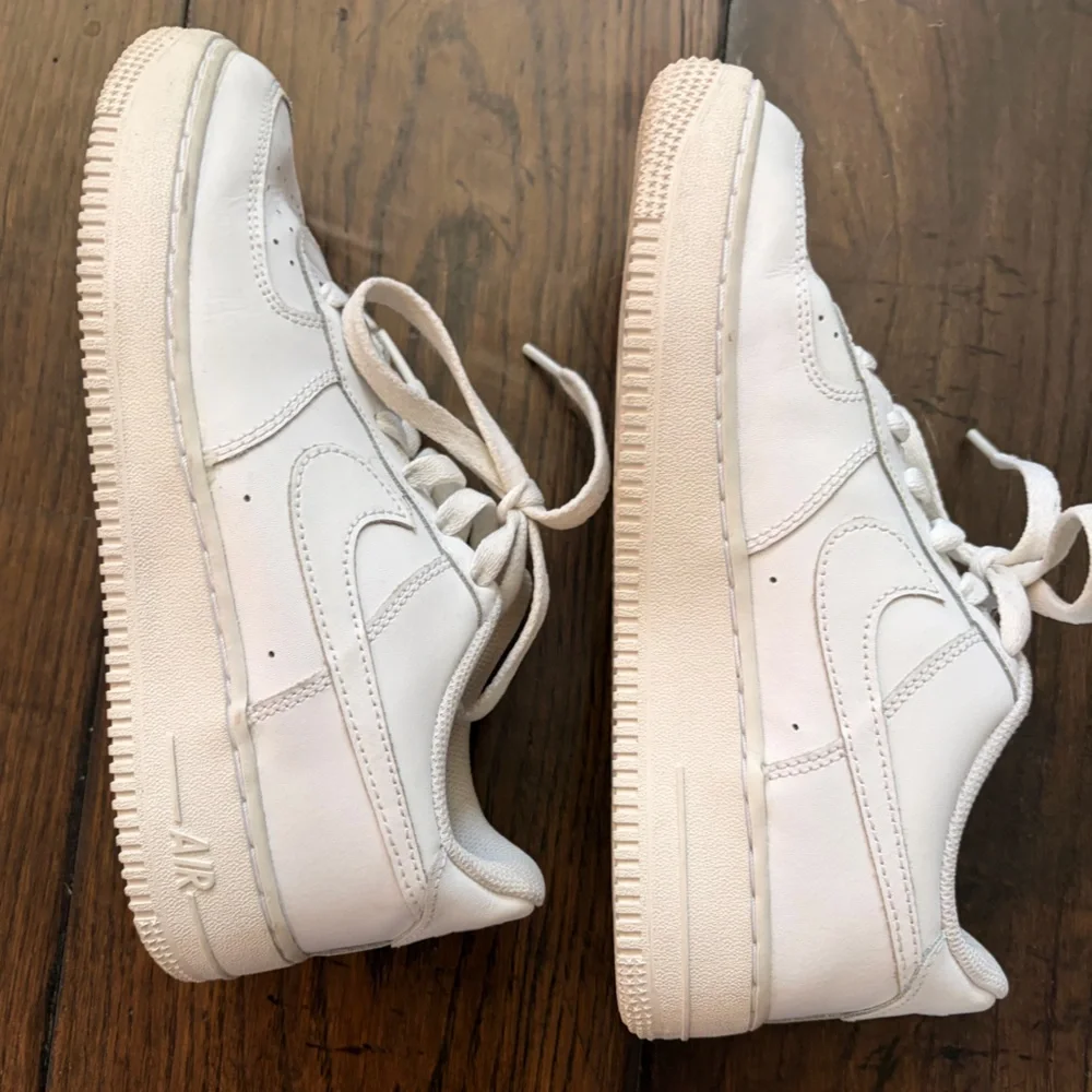 Nike Kids Air Force 1 White Sneakers size 6y used great condition - Picture 3 of 10